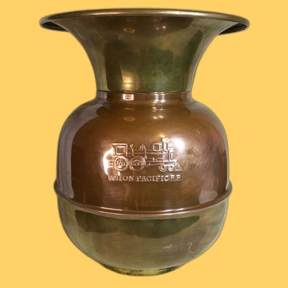 Pacific Railroad Spittoon, brass & copper double sided RR Engine logo - Picture 5 of 9